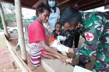 Satgas TNI bantu imunisasi balita di Puskesmas di perbatasan Papua