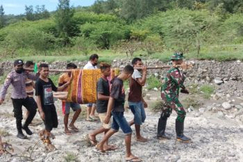 TNI bantu evakuasi jasad warga terseret sungai Taloi di Kabupaten Kupang