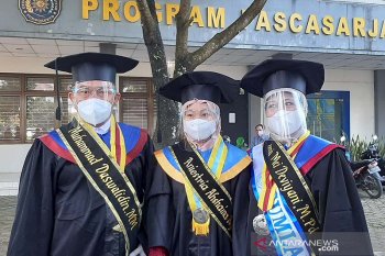 Satu keluarga diwisuda bersamaan di Universitas Muhammadiyah Purwokerto