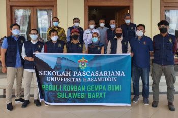 Pascasarjana Unhas dan OJK salurkan bantuan kemanusiaan ke Sulbar