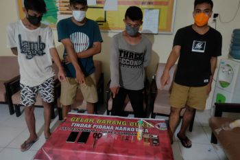 Gerebek pesta sabu di Maluk, polisi amankan 4 pria pemilik sabu