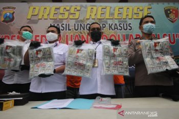 Polrestabes Surabaya bekuk dua penukar dolar AS palsu asal Bali