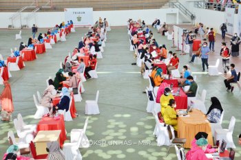 Unhas kampus pertama vaksinasi COVID-19 seluruh dosen dan tenaga kependidikan