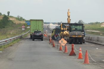 HK imbau pengendara waspada karena sedang ada perbaikan jalan