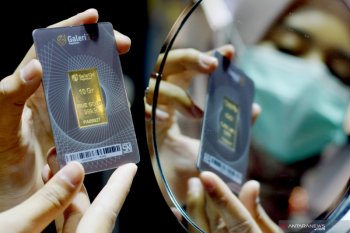 Emas naik di Asia karena dolar melemah, fokus ke pertemuan ECB dan BoE