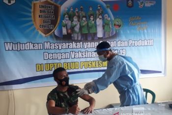 Puluhan prajurit Kodim 1620/Lombok Tengah mengikuti vaksinasi COVID-19