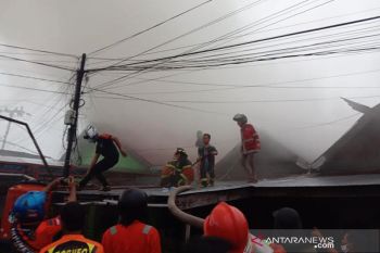 Polisi selidiki penyebab kebakaran di kawasan padat penduduk Ponton