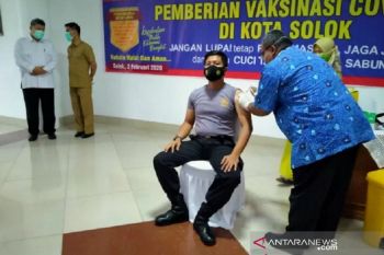 Dinas Kesehatan lakukan vaksinasi COVID-19 ke TNI dan Polri di Kota Solok