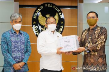 Kemenristek Dikti serahkan alat deteksi COVID-19 "GeNose" ke Kemenko Polhukam