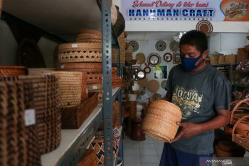 Mengecek produk anyaman