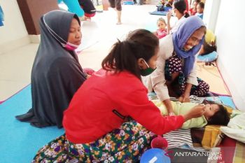 Rumah terendam banjir warga di Kota Makassar mulai mengungsi