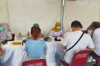 RSUD Kota Mataram vaksinasi COVID-19 lansia di pasar tradisional