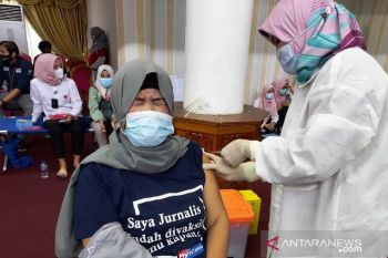 Ratusan jurnalis di Sumbar terima vaksin COVID-19