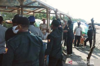 Tim gabungan tertibkan belasan lapak ilegal di objek wisata Kota Pariaman