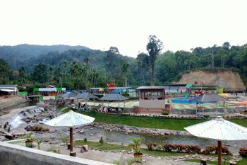 Ambun Water Park Pasaman ramai dikunjungan wisatawan yang manfaatkan libur keagamaan