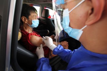 Pos vaksinasi COVID lansia "drive thru" kedua dibuka di Cengkareng