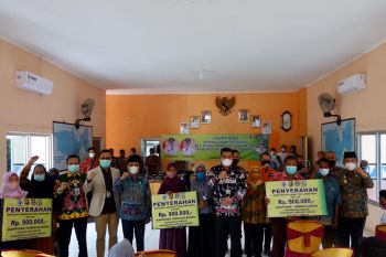 Bupati Lampung Tengah hadiri penyerahan BLT di kecamatan Punggur