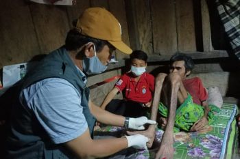 Kemensos bantu siswa SD yang merawat orang tua lumpuh di Manggarai Timur