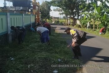 Sosialisasikan Lomba Kampung Sehat 2, Bhabinkamtibmas bersama pemerintah desa kerja bhakti