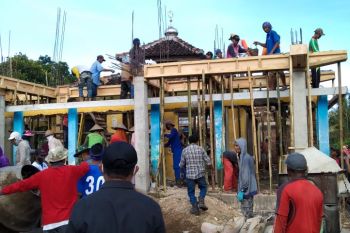 Bhabinkamtibmas Desa Benete KSB gotong royong bersama warga merehab musala