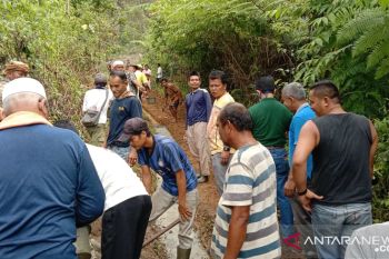 Anggota DPRD dan warga Padang Pariaman buka akses jalan ke objek wisata