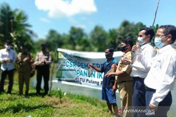 Petani Desa Mentaren II terima bantuan pengembangan budidaya ikan kolam