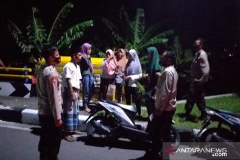 Sekelompok ABG kena tegur polisi saat akhir pekan tak taat prokes