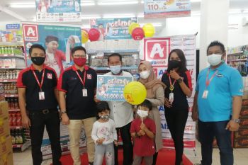Pelanggan Alfamidi dapat kejutan uang tunai Rp21 Juta