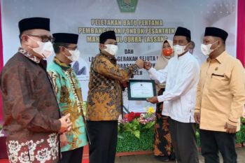 Dirjen Pendis Kemenag salurkan bantuan untuk Ponpes Lassang