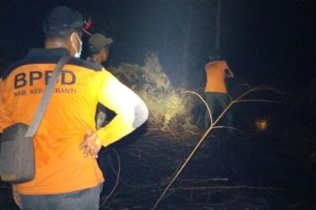 Antisipasi karhutla di Meranti, petugas lakukan pendinginan di malam hari