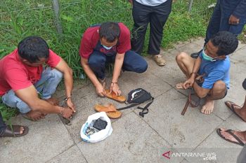 Kurir selundupkan satu kilogram sabu-sabu dalam sandal