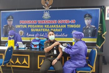 Ratusan pegawai Kejati Sumbar disuntik vaksin COVID-19