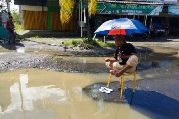Jalan rusak di depan kampus IPDN Praya diperbaiki