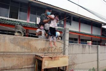Rumah Warga Terisolasi Tembok Beton
