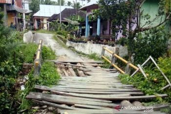 Rusak sejak tahun lalu, jembatan penghubung antar kampung di Parit Batu butuh perbaikan