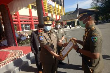 Satpol PP Pesisir Selatan terima penghargaan  penegakan Perda AKB Sumbar