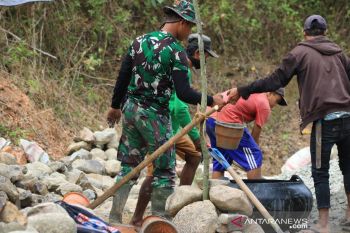 Satgas TMMD ke-110 bersama masyarakat percepat pembangunan sarana fisik