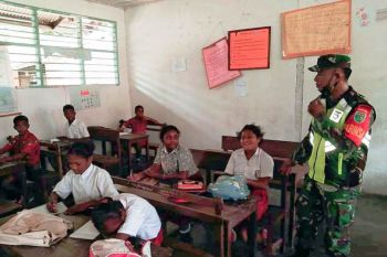 Babinsa berikan materi wawasan kebangsaan siswa SD negeri 1 Numfor