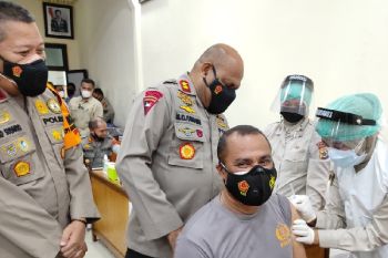 Kapolda Papua wajibkan personel Polri dan ASN ikut vaksinasi COVID-19