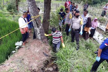 Geger! warga Suela Lotim temukan mayat tertindih sepeda motor di parit