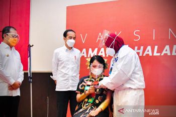 Dikunjungi Presiden Jokowi, peserta vaksinasi di Makassar kenakan baju adat