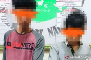 Ditangkap di depan polsek, dua pemuda ini sempat buang barang bukti sabu-sabu