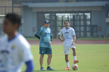 Ezra Walian latihan bareng Maung Bandung
