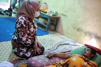 Bupati Sleman menyerahkan bantuan korban kecelakaan warga tidak mampu