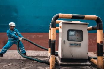 Pelindo III sediakan layanan sambungan listrik darat bagi kapal sandar