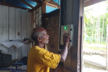 PLN salurkan 574 APDAL listriki di 11 kampung Kepulauan Yapen