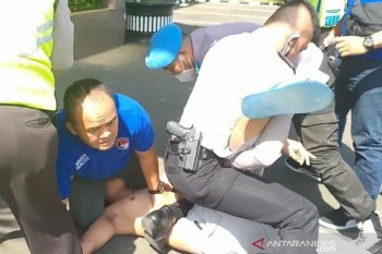 Ini kronologis menaklukkan pria pembawa pisau di halaman Polres Jaksel