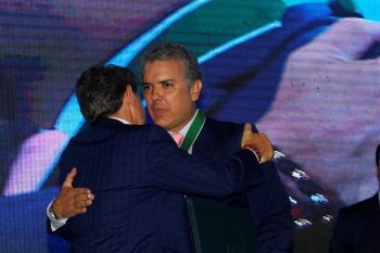 Buktikan aman, Presiden Kolombia Ivan Duque tawarkan diri divaksin AstraZeneca