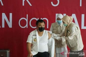 Bupati Sutan Riska orang pertama yang divaksin di Dharmasraya