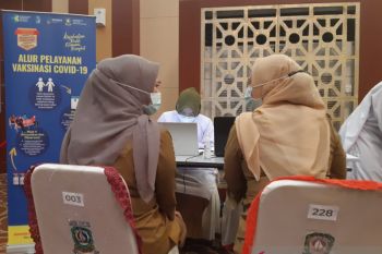 Lima kabupaten di Kepri belum  beri vaksin pada lansia
